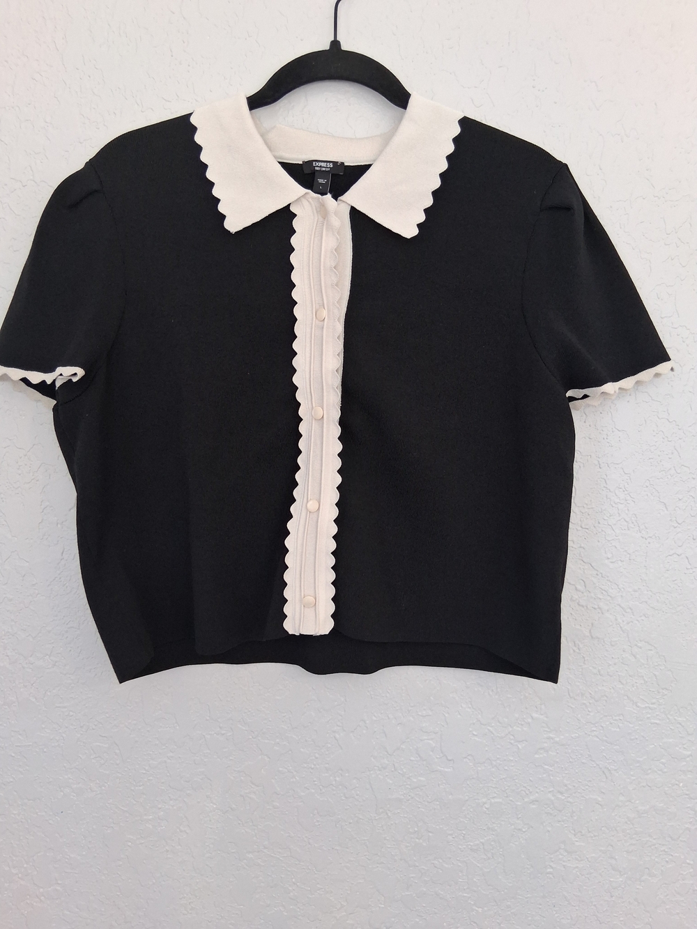Express Body Contour Large Black Cream Scalloped Collar Knit Short Sleeve Top